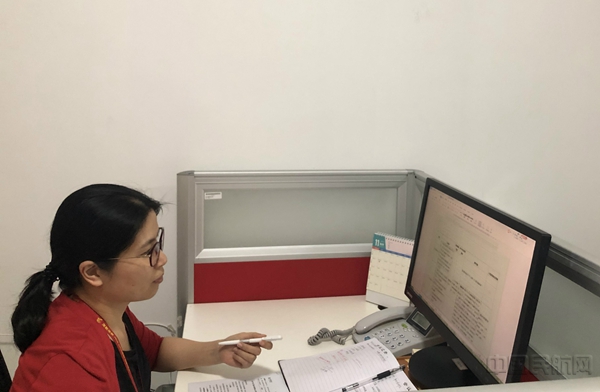 附图1:工作时的廖谷秧1.jpg 附图1:工作时的廖谷秧1.jpg