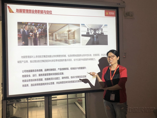 附图2:廖谷秧与同事分享工作经验2.jpg