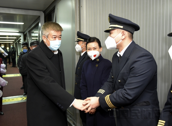 中航集团(国航股份)董事长、党组(党委)书记宋志勇前往北京首都国际机场迎接归航的机组成员。(尹璐 摄)