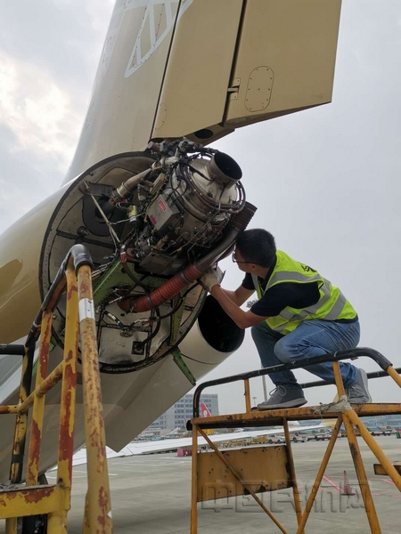 nEO_IMG_华龙航空机务工程师正在检查飞机