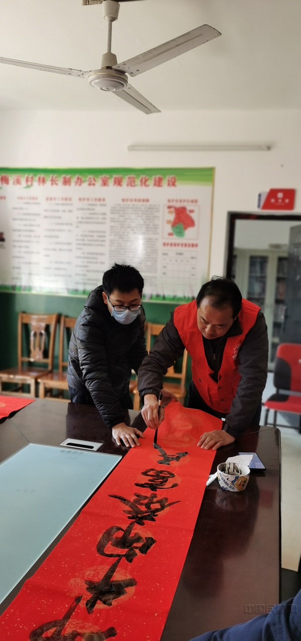 来自东航江西分公司的同志们现场给贫困户写春联6