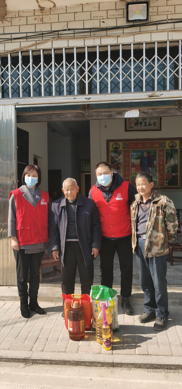 东航江西分公司开展爱在东航春节走访慰问活动1