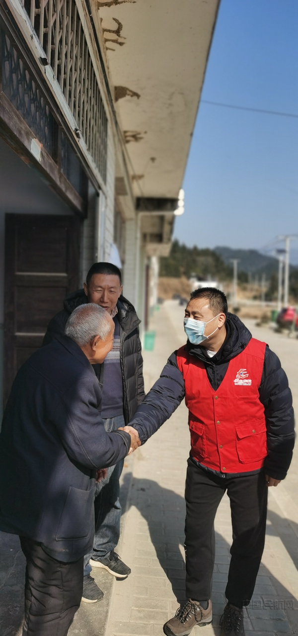 东航江西分公司总经理张宇辉慰问中与贫困户握手2