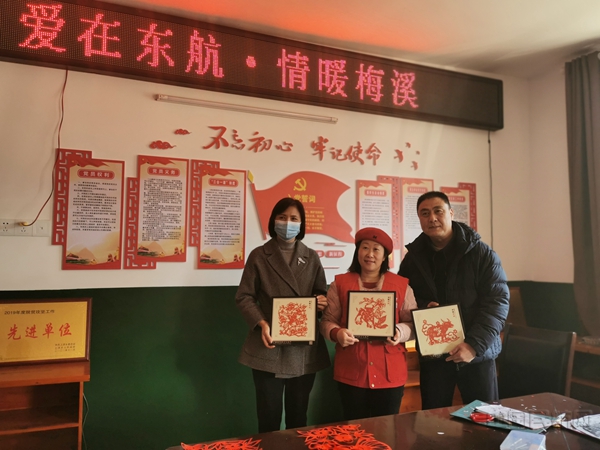 来自东航江西分公司的同志们现场给贫困户剪窗花5