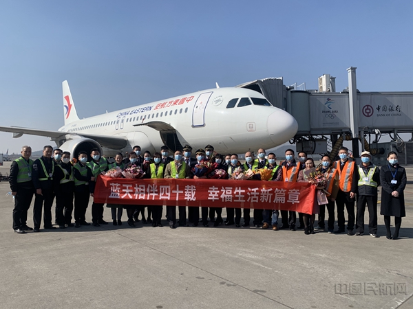 东航江西分公司五星机长张兆仁告别蓝天的最后一个航班1