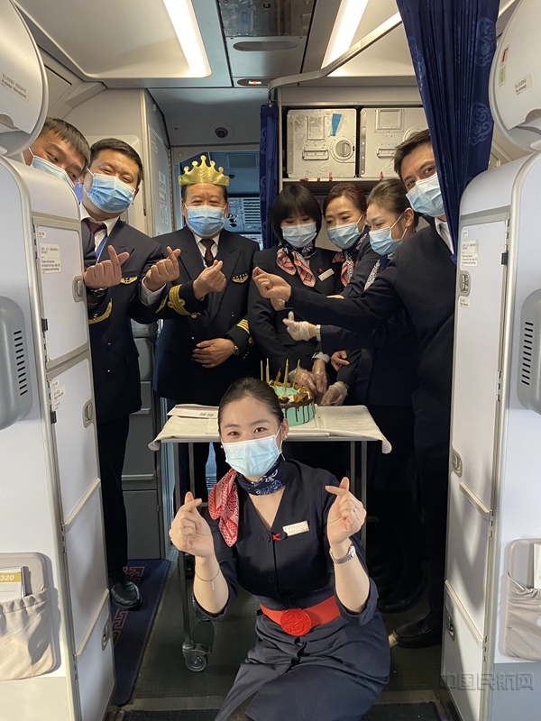 飞机地面期间机组为张兆仁过简单而温暖的生日2