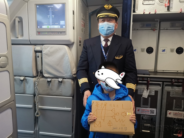 小旅客送给张兆仁机长飞机画5