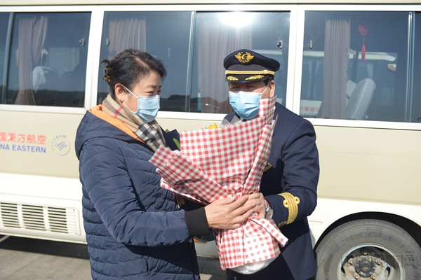 张兆仁机长妻子到机场综合楼等待他航班落地返回6