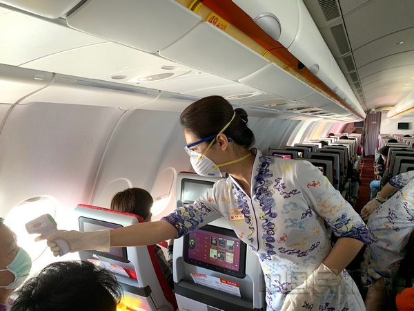 nEO_IMG_图 海南航空乘务员在航班上为旅客测温.jpg nEO_IMG_图 海南航空乘务员在航班上为旅客测温.jpg