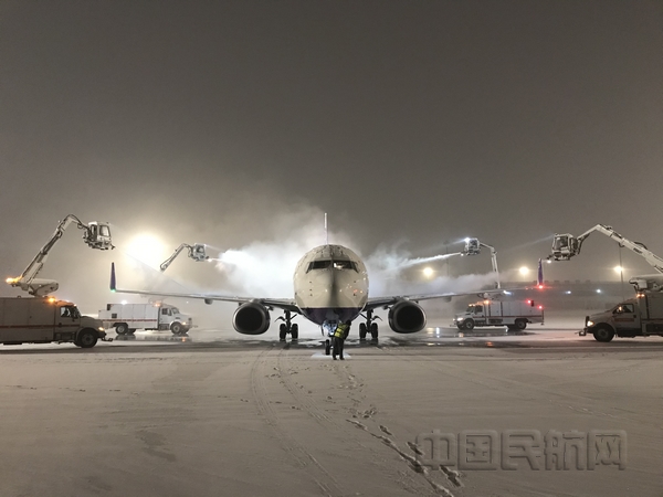 nEO_IMG_图 西部航空出港航班进行除冰雪作业.jpg