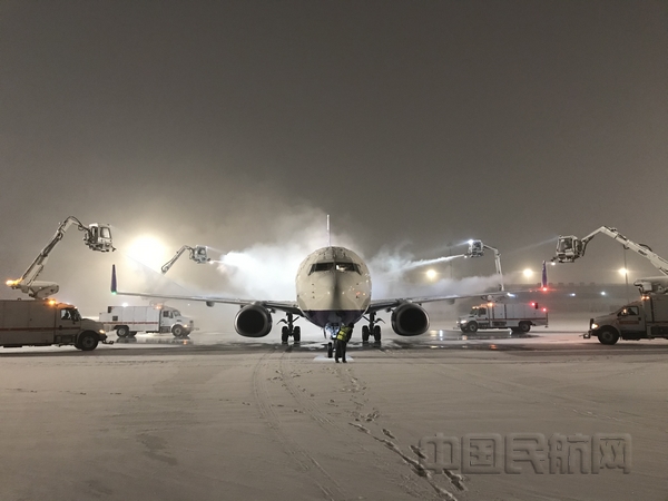 nEO_IMG_图 西部航空出港航班进行除冰雪作业.jpg nEO_IMG_图 西部航空出港航班进行除冰雪作业.jpg