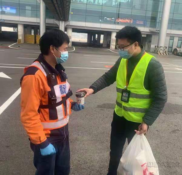 图二 重庆基地安全主管李波慰问空港地服公司装卸人员1.jpg