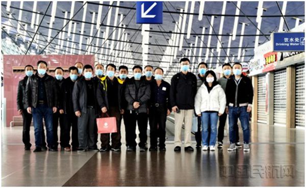 中国机械工业集团员工搭乘东航航班从浦东前往斯里兰卡-东航供图_副本.jpg