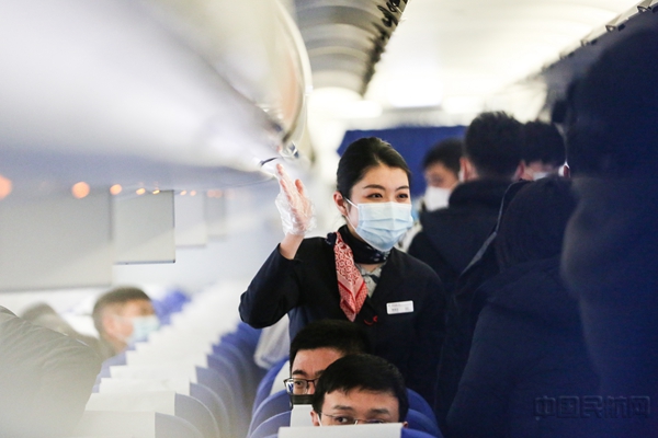 东航空乘会提醒旅客在航班上佩戴好口罩-东航供图2