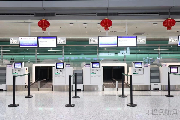 东航在虹桥T2航站楼改造完的C岛自助值机柜台迎来首场春运季-东航供图4