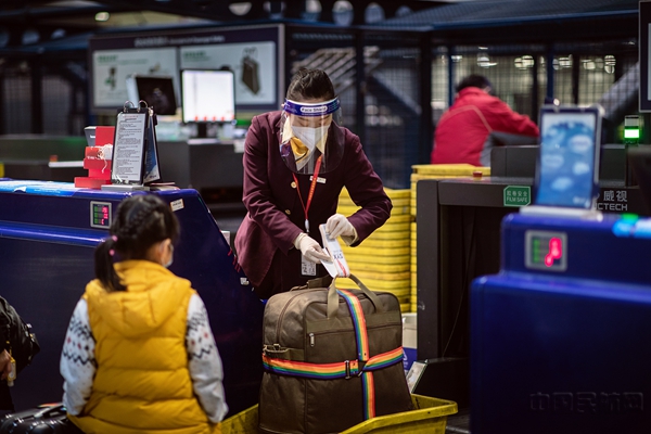 附图2:海南航空地服人员为旅客办理值机手续(摄影:蔡林昊)2.jpg