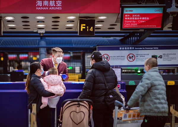 附图1:海南航空地服人员为旅客办理值机手续(摄影:蔡林昊)1.jpg