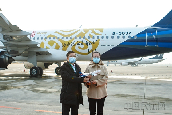 青岛航空与海水稻团队互赠纪念品 李佳佳摄_副本.jpg