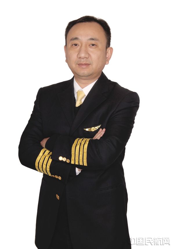 附图4:罗斌机长工作照.jpg 附图4:罗斌机长工作照.jpg