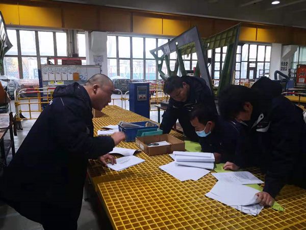 上图:叶鹏与组员们一起研讨方案_副本.jpg