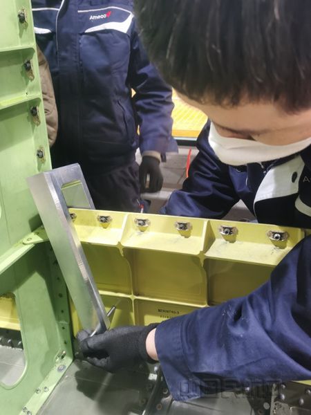上图:自主研发的测量型架被实际应用_副本.jpg 上图:自主研发的测量型架被实际应用_副本.jpg