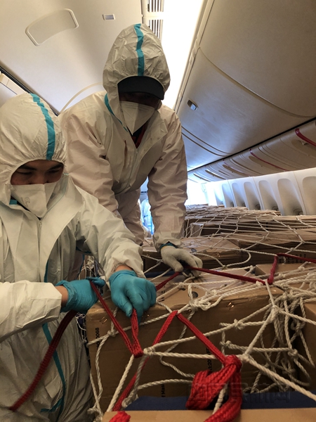 在777客舱内装运物资的东航武汉公司工作人员-东航武汉公司供图_副本.jpg 在777客舱内装运物资的东航武汉公司工作人员-东航武汉公司供图_副本.jpg