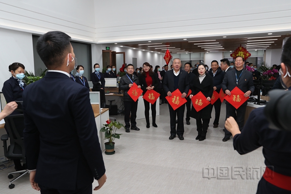 公司领导对集配中心的启动表示祝贺_副本.jpg 公司领导对集配中心的启动表示祝贺_副本.jpg