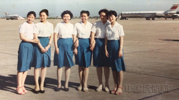 1、1985年毕青(右一)在虹桥机场停机坪上_副本.jpg 1、1985年毕青(右一)在虹桥机场停机坪上_副本.jpg