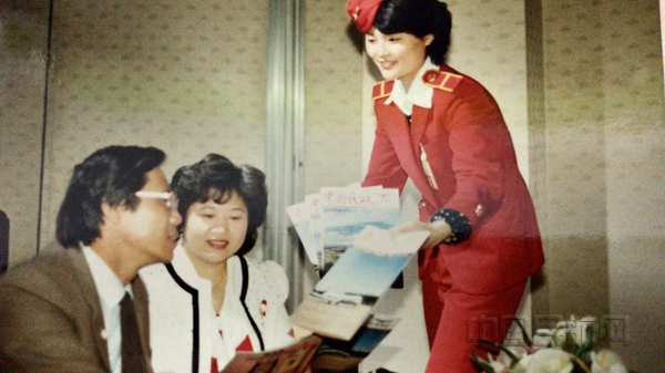 2、在贵宾室服务时向旅客派发《中国民航》杂志_副本.jpg 2、在贵宾室服务时向旅客派发《中国民航》杂志_副本.jpg