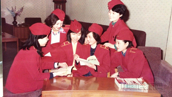 3、毕青(右二)与贵宾室的姐妹们一起学英语_副本.jpg 3、毕青(右二)与贵宾室的姐妹们一起学英语_副本.jpg