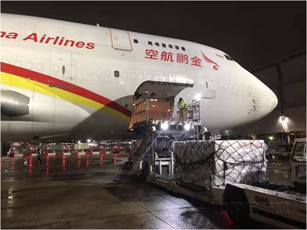 在伦敦装运防疫物资的金鹏航空全货机-金鹏供图_副本.jpg 在伦敦装运防疫物资的金鹏航空全货机-金鹏供图_副本.jpg