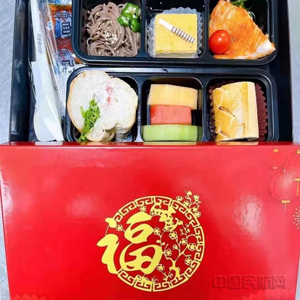 东航新春餐食的包装上,也融入了年味元素-东航供图_副本.jpg 东航新春餐食的包装上,也融入了年味元素-东航供图_副本.jpg