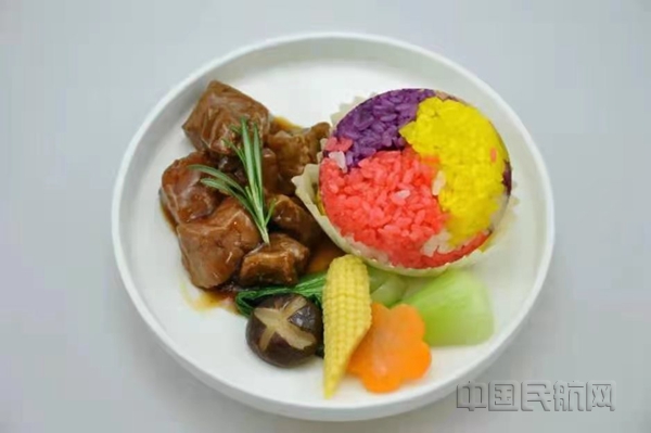 呼应着牛年新春的牛腩饭-东航供图_副本.jpg 呼应着牛年新春的牛腩饭-东航供图_副本.jpg