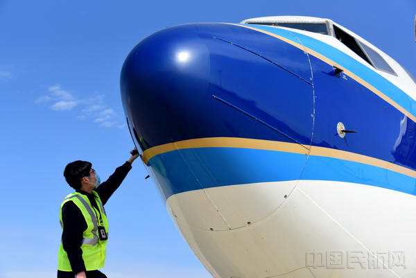 给飞机安装空速管套.jpg 给飞机安装空速管套.jpg