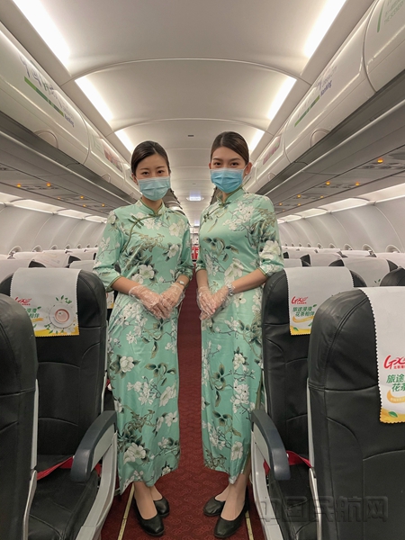 图 北部湾航空“青秀乘务组”乘务员身着茉莉花旗袍服务旅客_副本.jpg 图 北部湾航空“青秀乘务组”乘务员身着茉莉花旗袍服务旅客_副本.jpg