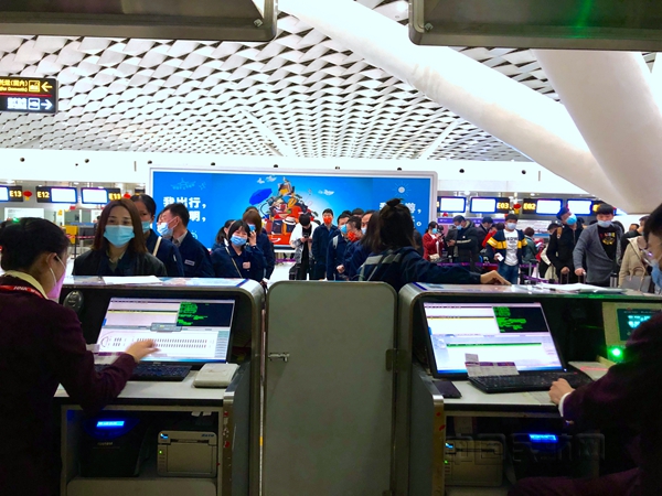 图2-复工包机旅客严格按照常态化防疫要求办理值机_副本.jpg 图2-复工包机旅客严格按照常态化防疫要求办理值机_副本.jpg