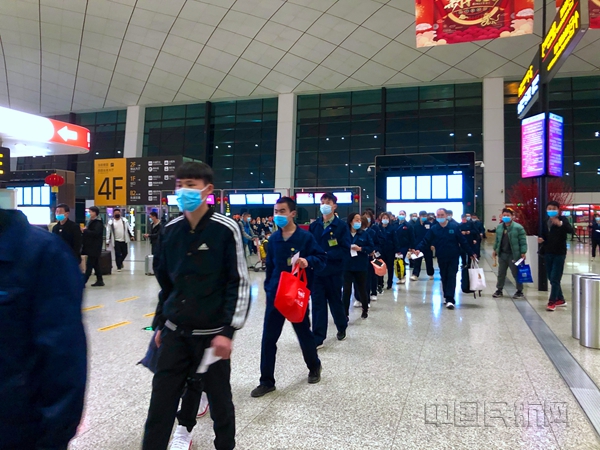 图4-复工包机旅客按照常态化防疫要求排队登机_副本.jpg 图4-复工包机旅客按照常态化防疫要求排队登机_副本.jpg