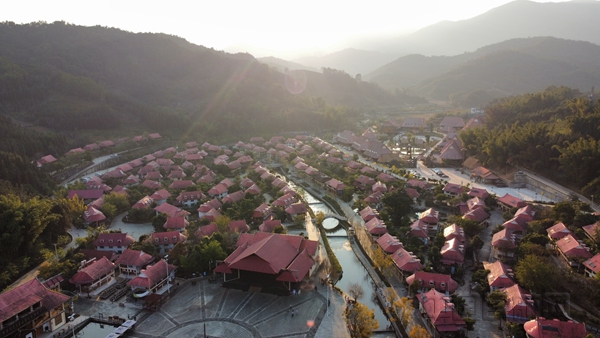 东航携手帮扶地区建设美丽乡村，图为云南沧源的“葫芦小镇”-东航供图_副本.jpg