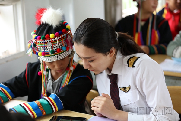 东航员工参加扶贫助学，鼓励帮扶地区孩子用知识改变命运-东航供图_副本.jpg