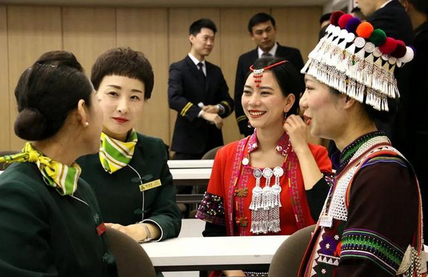 春秋安排优秀业务骨干，一对一带教红河空乘学员.jpg