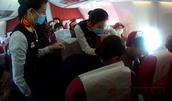 附图:乘务组救助不适旅客_副本_副本.jpg 附图:乘务组救助不适旅客_副本_副本.jpg
