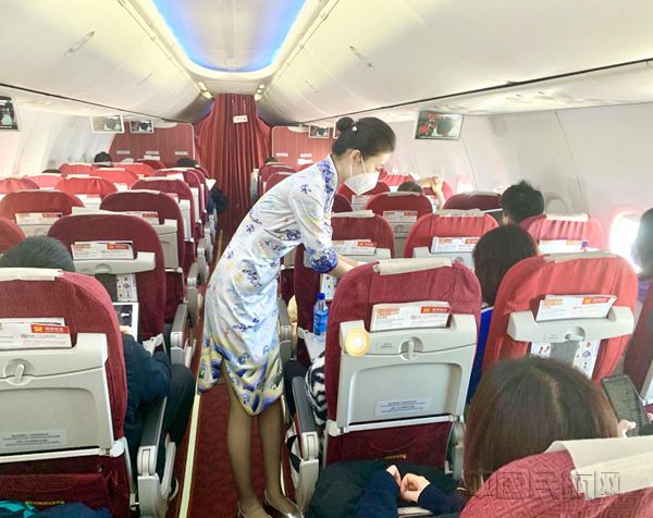 附图：乘务员在机上为旅客提供服务_副本.jpg