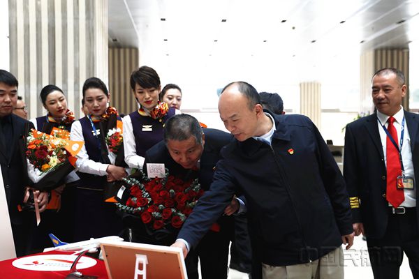 图2：祥鹏航空董事长蒲明与重温首航航班机组参观15周年时光隧道展览_副本.jpg