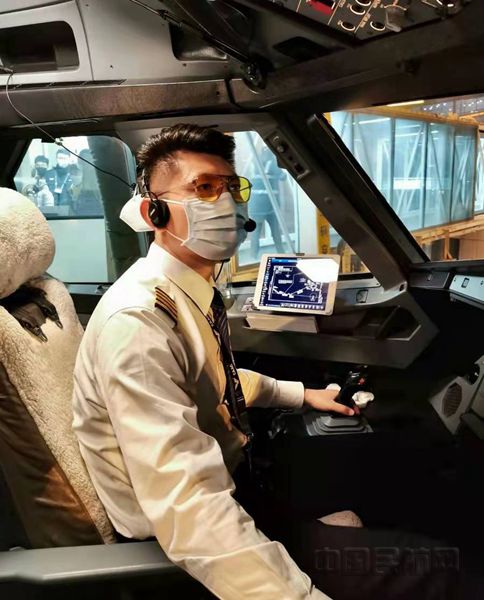 图二 李玉忠执行包机任务_副本.jpg
