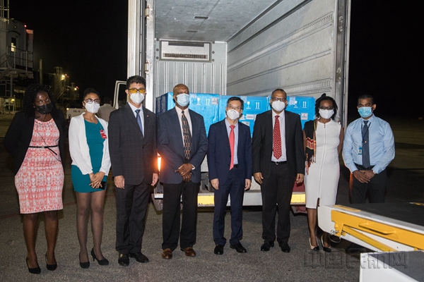 中国驻圭亚那使馆临时代办陈锡来与圭卫生部长安东尼赴契迪·贾根国际机场迎接疫苗并分别代表两国政府到现场交接_副本.jpg