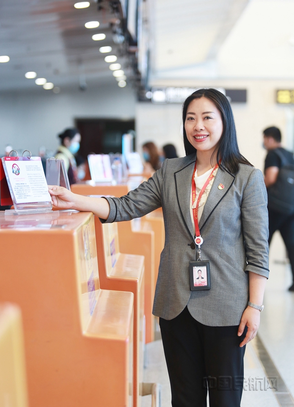 附图1:长安航空地面服务部总经理严英_副本.jpg 附图1:长安航空地面服务部总经理严英_副本.jpg