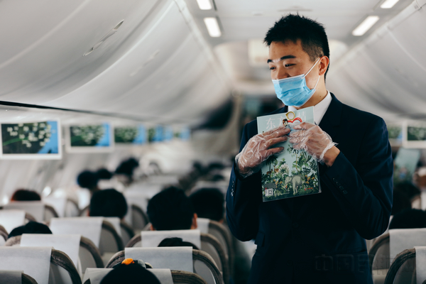 乘务员们一边向旅客赠送礼物，一边把最好的祝福送给获奖的女性旅客们.jpg