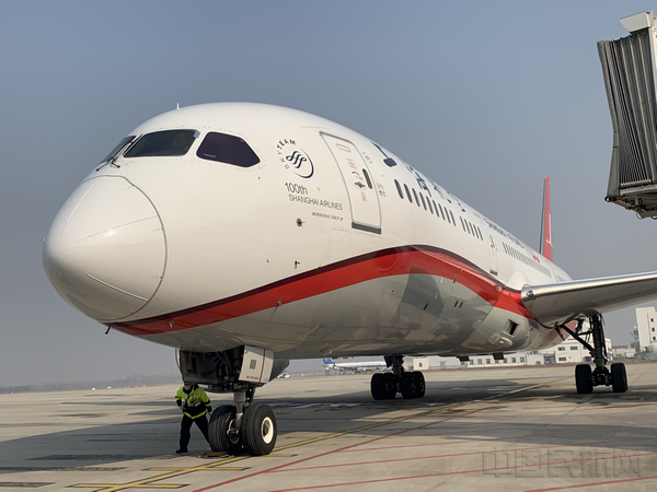 汉沪快线使用的787宽体机来自东航旗下上海航空机队-东航武汉供图.jpg 汉沪快线使用的787宽体机来自东航旗下上海航空机队-东航武汉供图.jpg