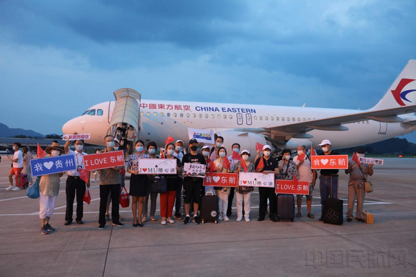 使用“周末随心飞”出游的东航旅客-东航供图.jpg 使用“周末随心飞”出游的东航旅客-东航供图.jpg