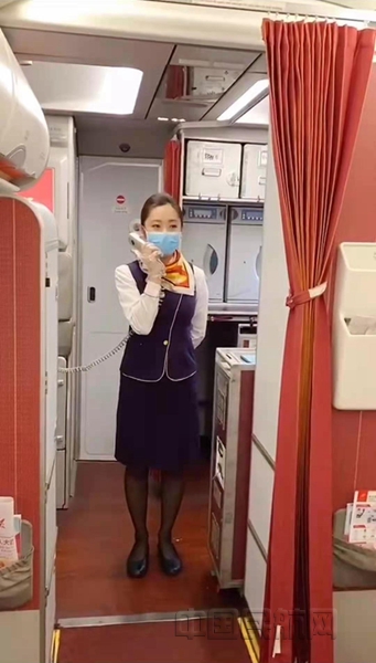 图1:当班乘务长向援鄂医疗队致以祝福_副本.jpg 图1:当班乘务长向援鄂医疗队致以祝福_副本.jpg